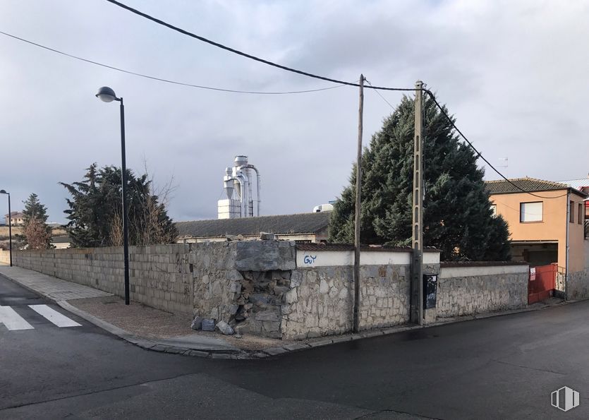 Land for sale & for rent at Calle Rafael de las Heras, La Lastrilla, Segovia, 40196 with building, cloud, sky, plant, road surface, tree, asphalt, window, electricity and overhead power line around