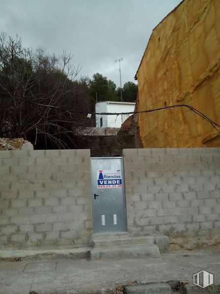 Land for sale at La Balsa, Cifuentes, Guadalajara, 19420 with door, sky, tree, land lot, cloud, composite material, road surface, gas, concrete and asphalt around