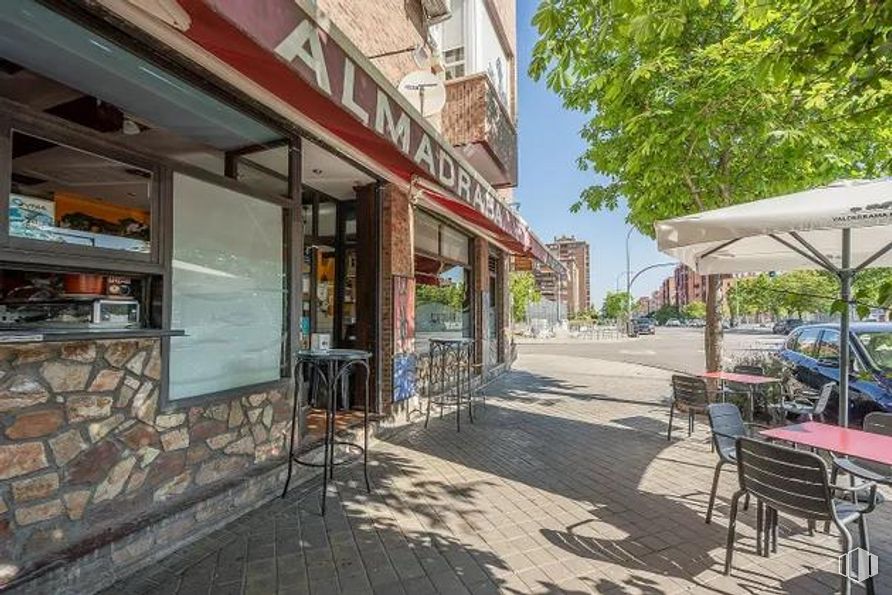 Local en alquiler en San Blas - Las Rosas, San Blas - Canillejas, Madrid, 28022 con silla, coche, durante el día, edificio, maceta, superficie de la carretera, cielo, barrio, diseño urbano y ventana alrededor