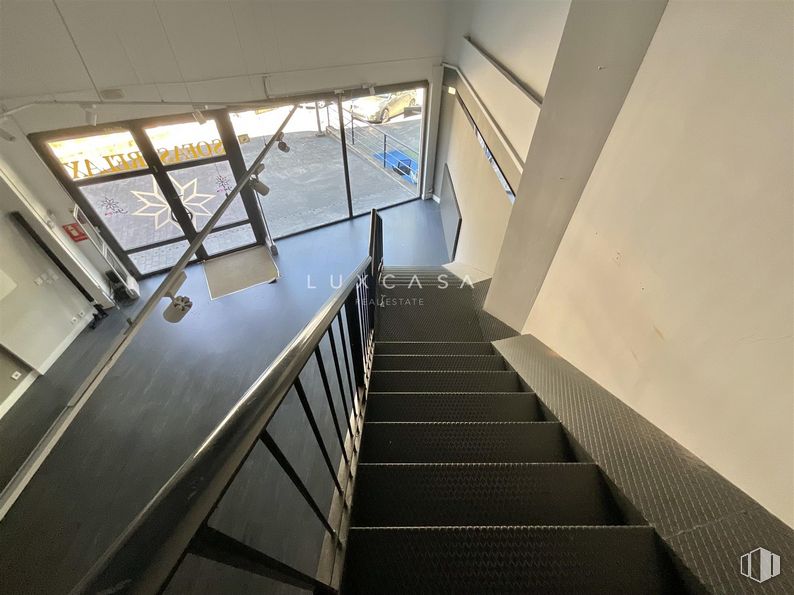 Local en alquiler en Polígono Európolis, Las Rozas de Madrid, Madrid, 28230 con accesorio, escaleras, madera, propiedad material, suelos, vidrio, material compuesto, techo, pasamanos y metal alrededor