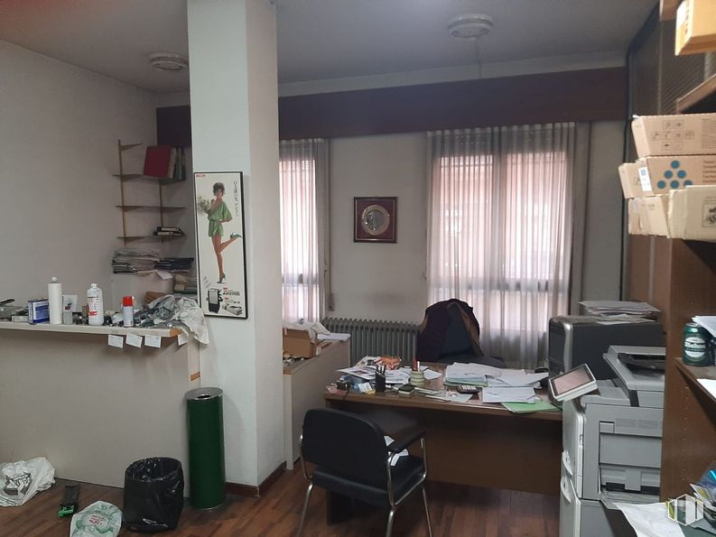 Office for rent at Calle Teruel, 29, Tetuán, Madrid, 28020 with chair, desk, person, luggage & bags, furniture, interior design, flooring, floor, table and lighting around