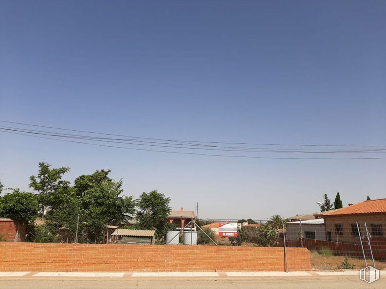 Land for sale at Zona centro, Layos, Toledo, 45123 with sky, plant, tree, overhead power line, land lot, line, asphalt, road surface, electricity and horizon around