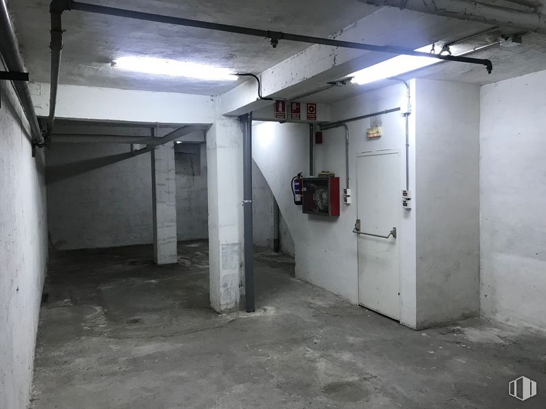 Retail for sale & for rent at Calle Canillas, Chamartín, Madrid, 28002 with door, fixture, floor, gas, composite material, ceiling, building, concrete, aluminium and room around