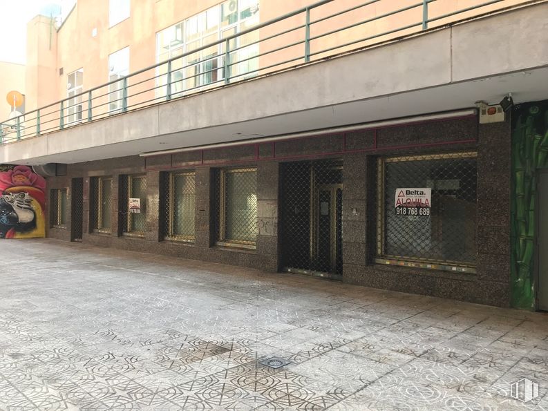 Local en alquiler y venta en Avenida del Ejército, 3, Arganda del Rey, Madrid, 28500 con edificio, ventana, superficie de carretera, ladrillo, diseño urbano, fachada, albañilería, madera, suelo y ciudad alrededor