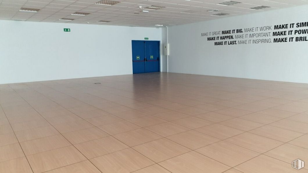 Nave en venta en Zona Industrial Getafe, Getafe, Madrid, 28906 con puerta, accesorio, edificio, suelos, suelo, hall, línea, suelo de baldosas, madera y techo alrededor