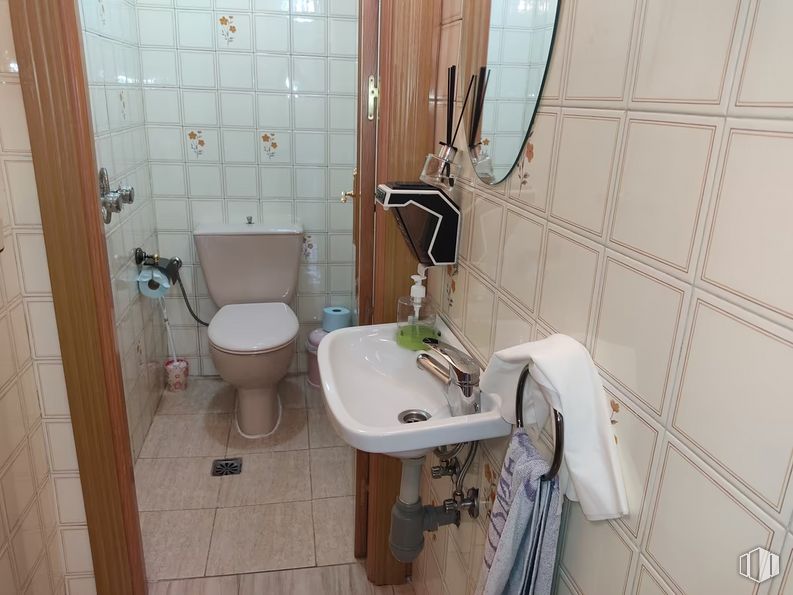 Local en alquiler y venta en Calle Cid, Alcorcón, Madrid, 28921 con fregadero, inodoro, grifo, accesorios de fontanería, propiedad, lavabo, morado, cuarto de baño, asiento del inodoro y interiorismo alrededor