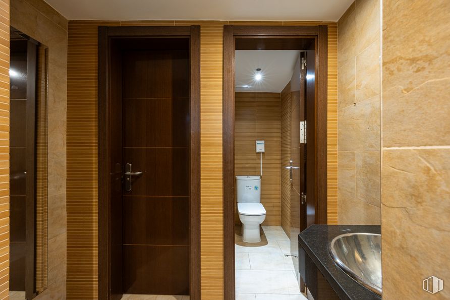 Retail for sale at Paseo San Francisco de Sales, 27, Chamberí, Madrid, 28003 with toilet, sink, property, fixture, door, wood, interior design, plumbing fixture, bathroom and automotive exterior around