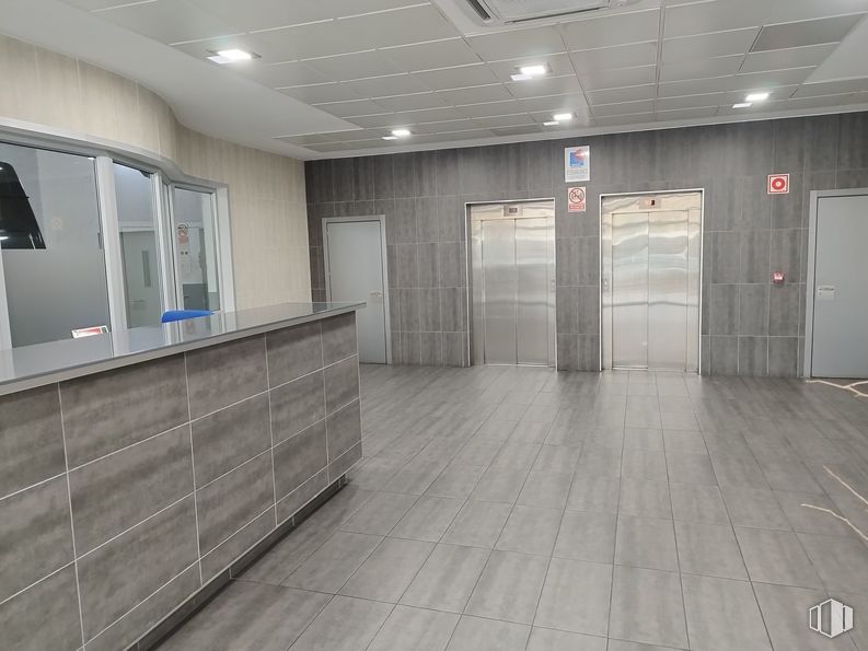 Oficina en alquiler y venta en Edificio Astygi, Calle San Romualdo, 26, San Blas - Canillejas, Madrid, 28037 con puerta, ebanistería, ventana, encimera, edificio, pavimentos, piso, pasillo, accesorio y techo alrededor