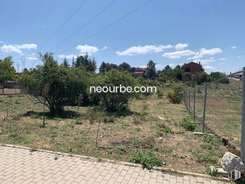 Land for sale at Casco urbano, Navalperal de Pinares, Ávila, 05240 with plant, cloud, sky, plant community, tree, land lot, grass, thoroughfare, shrub and urban design around