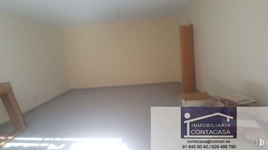 Retail for sale at Zona Centro, Colmenar Viejo, Madrid, 28770 with furniture, wood, flooring, floor, rectangle, material property, house, hardwood, shade and paint around