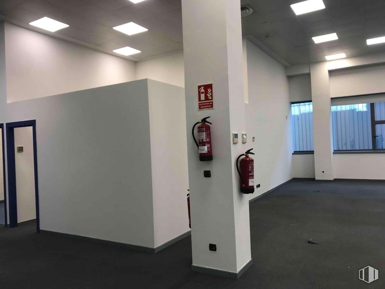 Oficina en alquiler en Zona empresarial, San Sebastián de los Reyes, Madrid, 28703 con ventana, puerta, alumbrado, lámpara, suelos, suelo, interiorismo, techo, material compuesto y vidrio alrededor