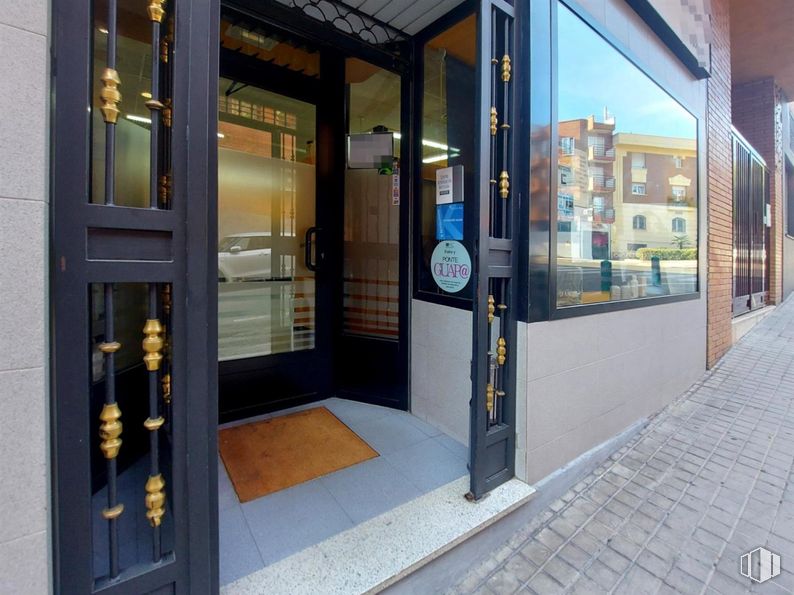 Local en venta en Calle San Manuel, Majadahonda, Madrid, 28220 con propiedad, accesorio, ventana, edificio, puerta, inmobiliario, fachada, ciudad, acera y vidrio alrededor