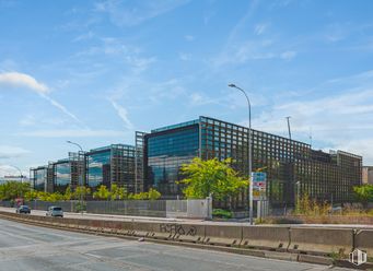 Oficina en venta en Natea Business Park, Avenida Industria, 4, Alcobendas, Madrid, 28108 con edificio, luz de la calle, nube, cielo, planta, superficie de carretera, asfalto, arquitectura, diseño urbano y bloque de torre alrededor