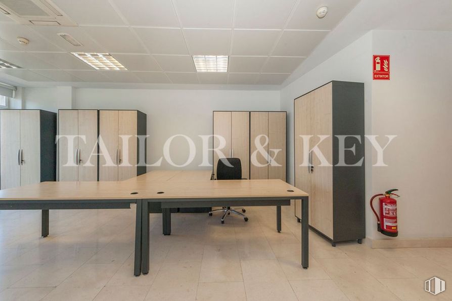 Oficina en venta en Paseo Castellana, Chamartín, Madrid, 28046 con escritorio, lámpara, alacena, armario, mesa, edificio, interiorismo, suelos, suelo y madera alrededor