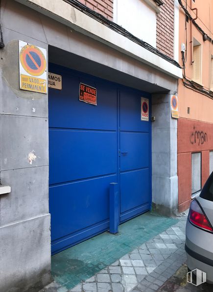 Local en venta en Calle Carlos Domingo, 6, La Latina, Madrid, 28047 con coche, ebanistería, propiedad, vehículo, edificio, accesorio, azur, puerta, arquitectura y madera alrededor