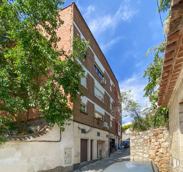 Retail for sale at Calle Chávarri, 2, Carabaña, Madrid, 28560 with building, window, cloud, sky, plant, road surface, brick, urban design, biome and wall around