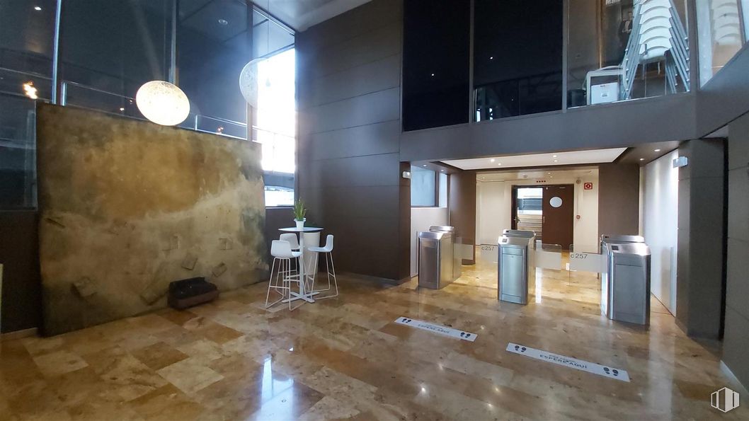 Office for rent at Edificio Castellana Hall, Paseo Castellana, 257, Fuencarral - El Pardo, Madrid, 28046 with table, wood, interior design, floor, flooring, gas, hall, fixture, space and ceiling around