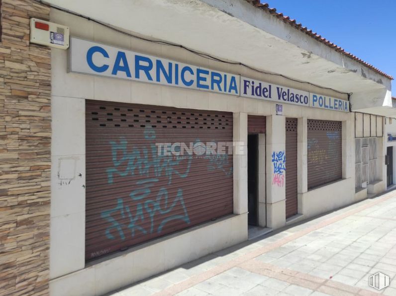 Retail for sale at Calle General Vives Camino, Guadalajara, 19003 with property, building, brick, brickwork, font, facade, sky, fixture, door and signage around