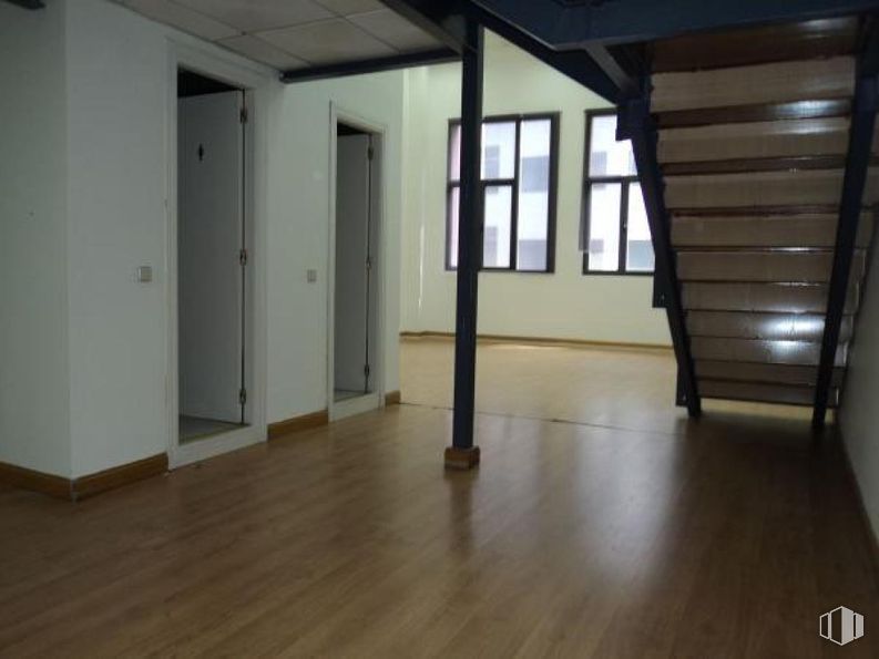 Office for rent at Calle Conde de Vilches, Salamanca, Madrid, 28028 with window, door, flooring, floor, wood, wood flooring, interior design, room, ceiling and laminate flooring around