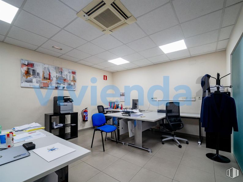 Oficina en venta en Paseo Castellana, Tetuán, Madrid, 28046 con silla, escritorio, lámpara, ropa, mesa, ropa de calle, alumbrado, mesa, mueble y edificio alrededor