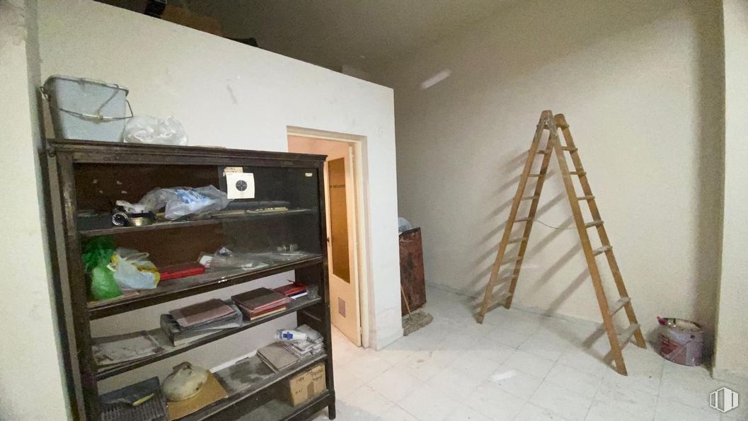 Retail for sale at Calle Cardenal González Mendoza, 3, Guadalajara, 19001 with ladder, furniture, shelf, shelving, wood, cabinetry, interior design, building, floor and flooring around