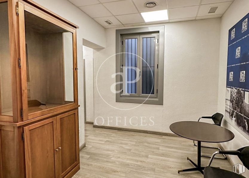 Oficina en alquiler en Zona Palacio, Centro, Madrid, 28013 con mesa, ebanistería, ventana, mueble, accesorio, madera, interiorismo, suelos, suelo y hall alrededor