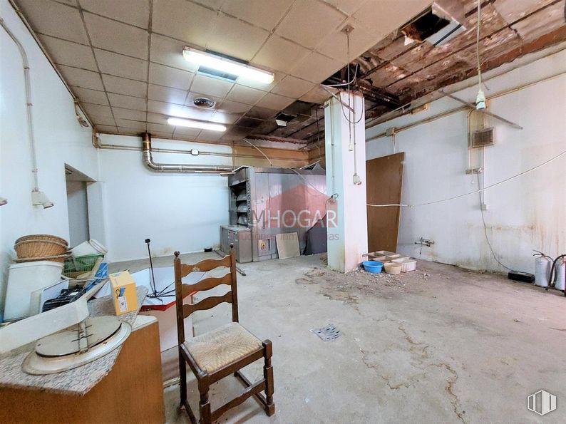 Retail for sale at Zona Centro, Ávila, 05001 with chair, lighting, table, wood, flooring, fixture, ceiling, hall, living room and building around