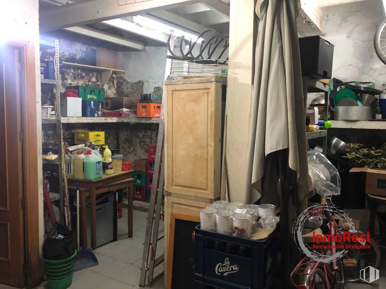 Retail for sale & for rent at Zona Lavapiés, Centro, Madrid, 28012 with table, luggage & bags, packaged goods, bicycle, wheel, tire, bicycle wheel rim, wood, shelving and shelf around