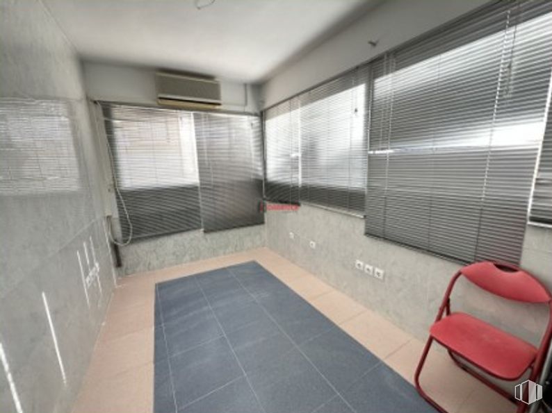 Retail for rent at Zona centro, La Torre de Esteban Hambrán, Toledo, 45920 with chair, window blind, property, building, fixture, interior design, architecture, wall, floor and flooring around