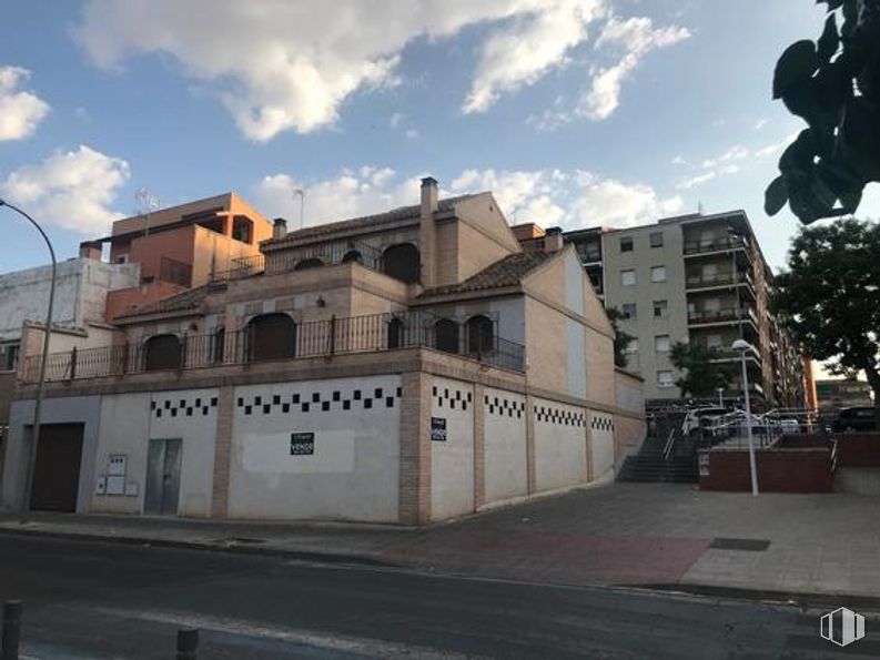 Retail for sale at Calle Coronel Baeza, 83, Toledo, 45004 with building, traffic light, cloud, sky, window, urban design, road surface, road, facade and tree around