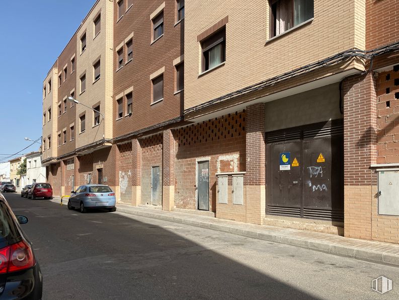 Retail for sale at Calle Mayor Villar, Ocaña, Toledo, 45300 with car, window, door, building, property, infrastructure, vehicle registration plate, sky, architecture and vehicle around