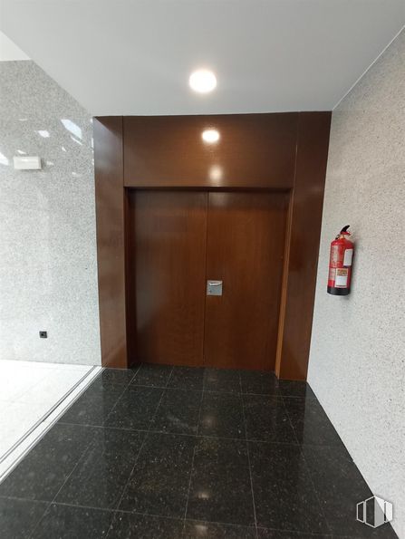 Oficina en alquiler en Natea Business Park, Avenida Industria, 4, Alcobendas, Madrid, 28108 con puerta, edificio, accesorio, hall, suelos, exterior del automóvil, madera, casa, extintor de incendios y vidrio alrededor