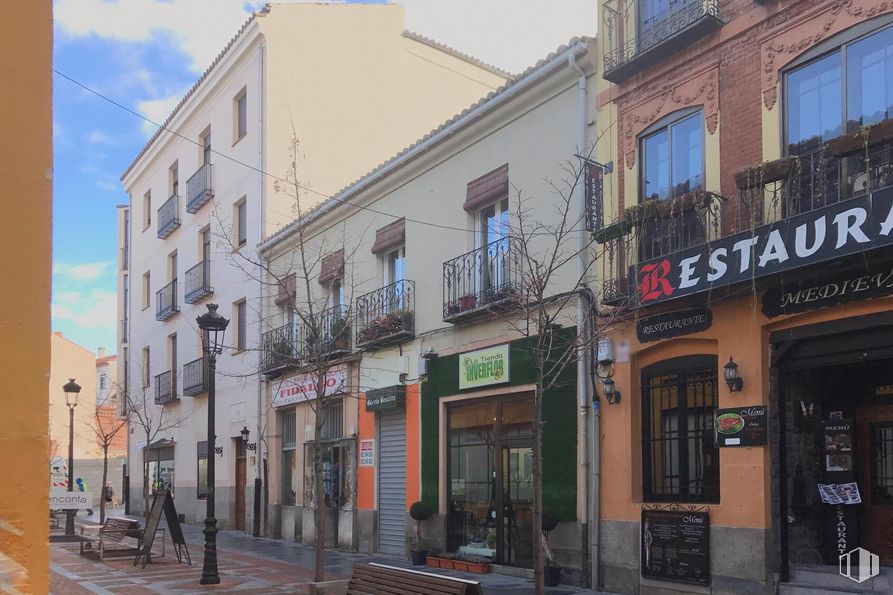 Retail for sale & for rent at Calle Enrique Larreta, 1, Ávila, 05001 with window, building, property, door, sky, cloud, neighbourhood, facade, city and house around