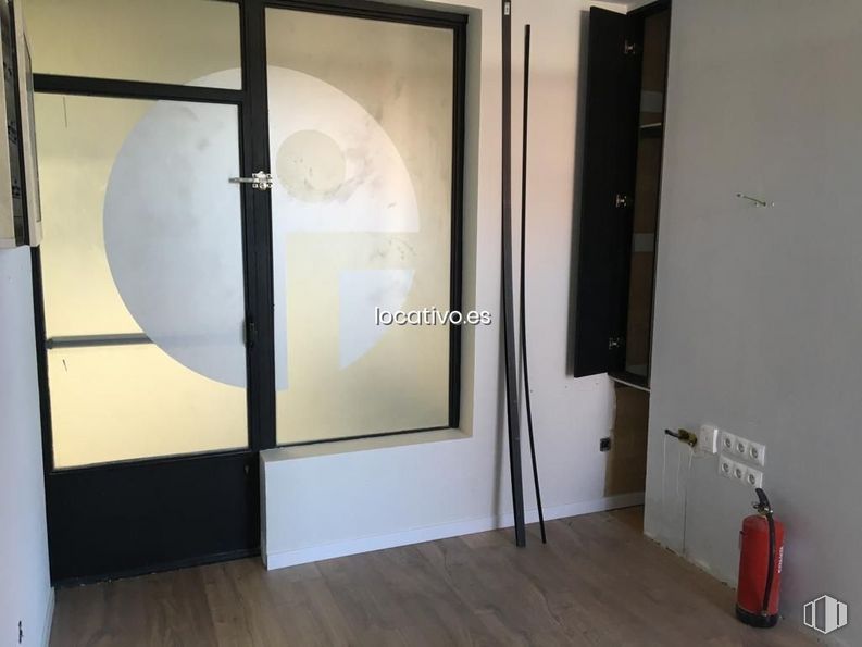 Local en venta en Casco Antiguo, Torrelodones, Madrid, 28250 con puerta, equipaje y bolsos, edificio, extintor de incendios, accesorio, madera, suelos, suelo, exterior del automóvil y gas alrededor