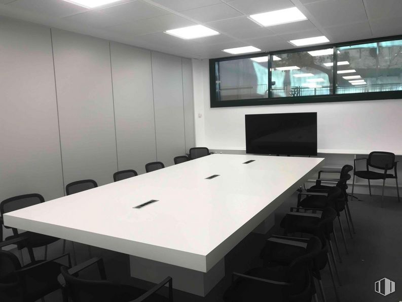 Oficina en alquiler en Zona empresarial La Moraleja, Alcobendas, Madrid, 28108 con silla, mesa, mueble, propiedad, escritorio, interiorismo, suelo, mesa de conferencias, suelos y pared alrededor