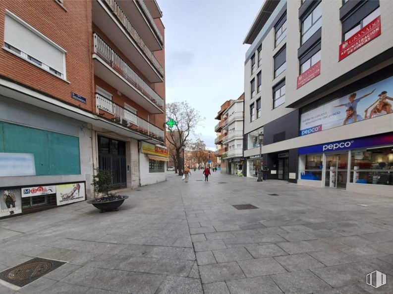 Oficina en venta en Calle Independencia, Alcorcón, Madrid, 28921 con cielo, edificio, ventana, maceta, superficie de la carretera, diseño urbano, barrio, espacio público, carretera y acera alrededor