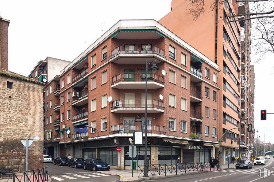 Retail for sale at Ronda del Cañillo, 32, Talavera de la Reina, Toledo, 45600 with building, property, car, window, sky, urban design, condominium, tower block, commercial building and neighbourhood around