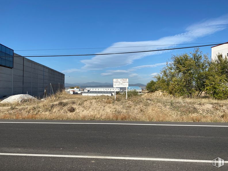 Land for sale at Carretera Méntrida a Ocaña, 52, Méntrida, Toledo, 45930 with building, cloud, sky, plant, road surface, asphalt, land lot, overhead power line, vehicle and electricity around