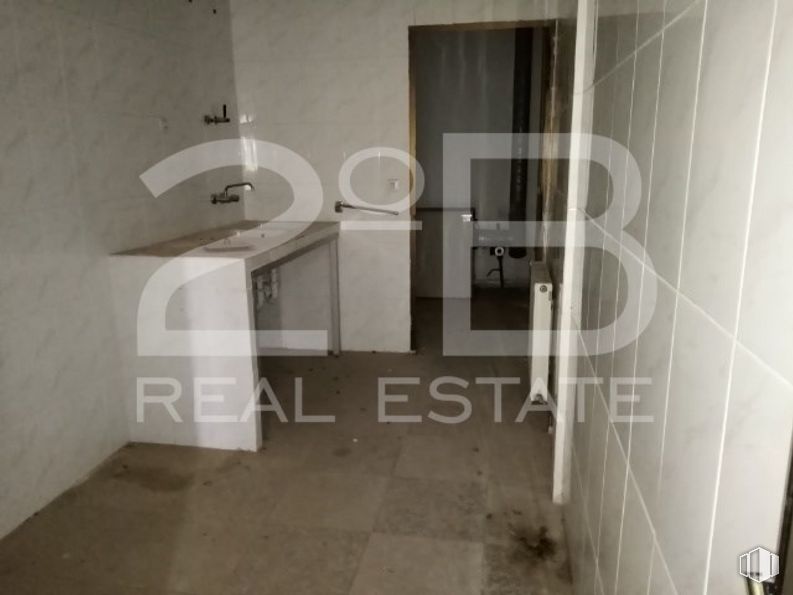 Industrial for sale at Casco urbano, La Puebla de Almoradiel, Toledo, 45840 with toilet, building, fixture, wood, flooring, floor, door, automotive exterior, font and hardwood around