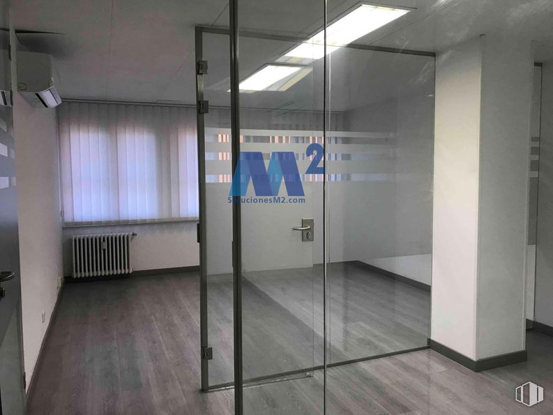 Oficina en alquiler en Calle San Bernardo, Chamberí, Madrid, 28015 con suelos, suelo, interiorismo, puerta, vidrio, techo, transparencia, aluminio, limpieza y iluminación natural alrededor