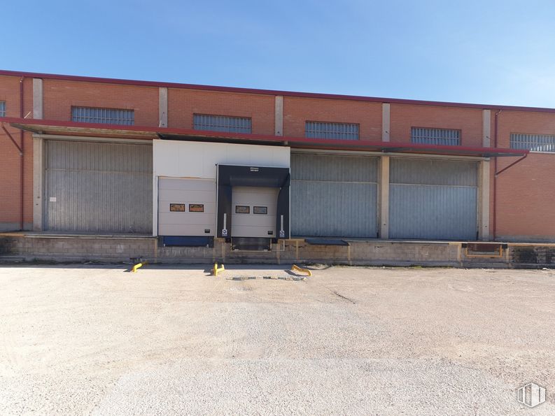 Industrial for rent at Zona industrial Alcalá, Alcalá de Henares, Madrid, 28806 with building, door, sky, window, asphalt, fixture, road surface, automotive tire, commercial building and facade around