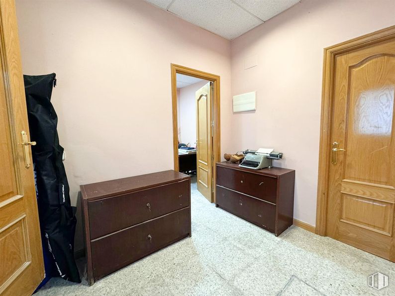 Local en venta en Calle Pedro Rogel, 4, Tetuán, Madrid, 28039 con puerta, cajonera, ebanistería, mueble, cajón, vestidor, espejo, madera, edificio y confort alrededor