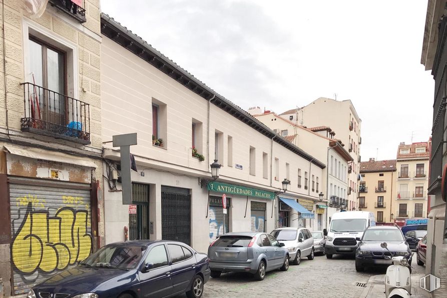 Retail for sale at Plaza General Vara de Rey, 3, Centro, Madrid, 28005 with car, building, window, automotive parking light, wheel, land vehicle, tire, vehicle, sky and cloud around