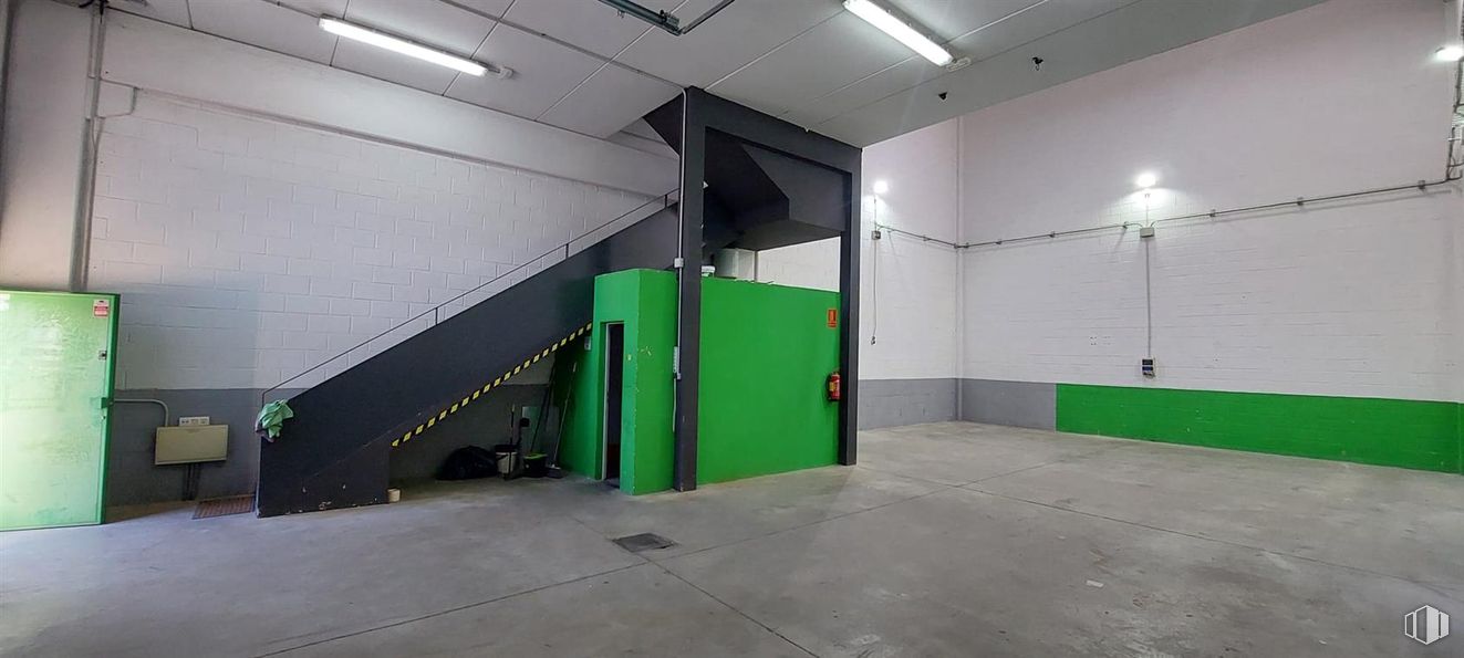 Industrial for rent at Avenida Fuentemar, 20, Coslada, Madrid, 28820 with light fixture, lighting, flooring, floor, ceiling, composite material, metal, concrete, paint and building material around