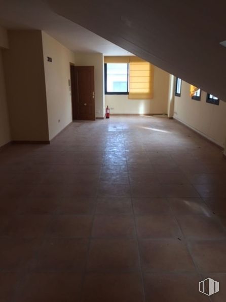 Oficina en alquiler en Zona Centro, Guadarrama, Madrid, 28440 con puerta, ventana, madera, accesorio, suelos, hall, suelo, casa, tinte para madera y edificio alrededor