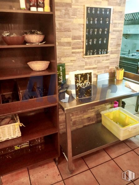 Local en venta en Calle Juan de Oro, Alcalá de Henares, Madrid, 28806 con mesa, estantería, bolsa, vajilla, mueble, propiedad, estante, madera, estantería y interiorismo alrededor