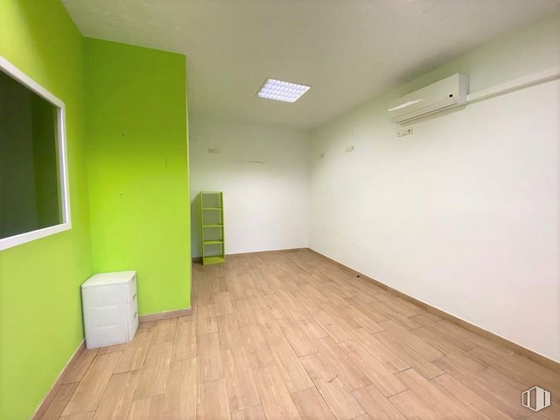 Local en venta en Calle Tribaldos, Hortaleza, Madrid, 28043 con edificio, madera, accesorio, pavimento, piso, pared, madera, techo, pasillo y ventana alrededor