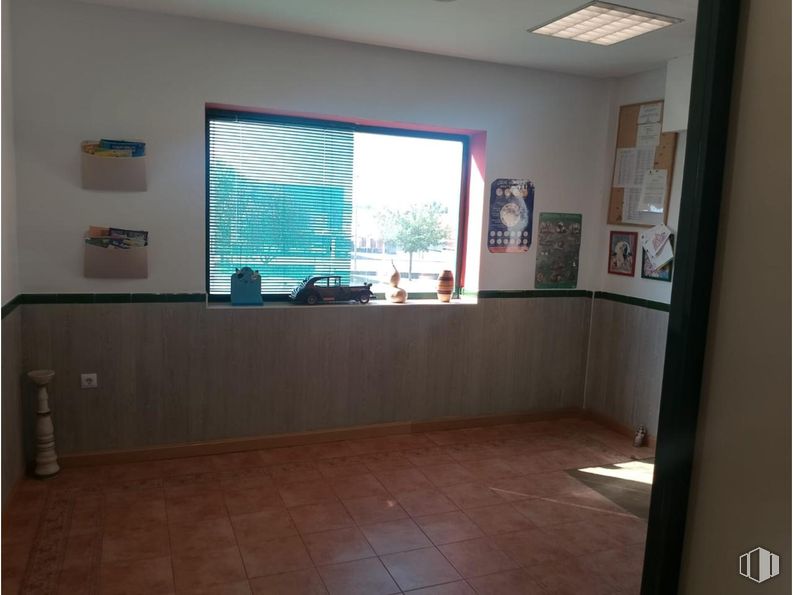 Retail for sale & for rent at Avenida Juan Carlos I, Cuenca, 16004 with window, property, fixture, window blind, wood, shade, interior design, architecture, floor and flooring around