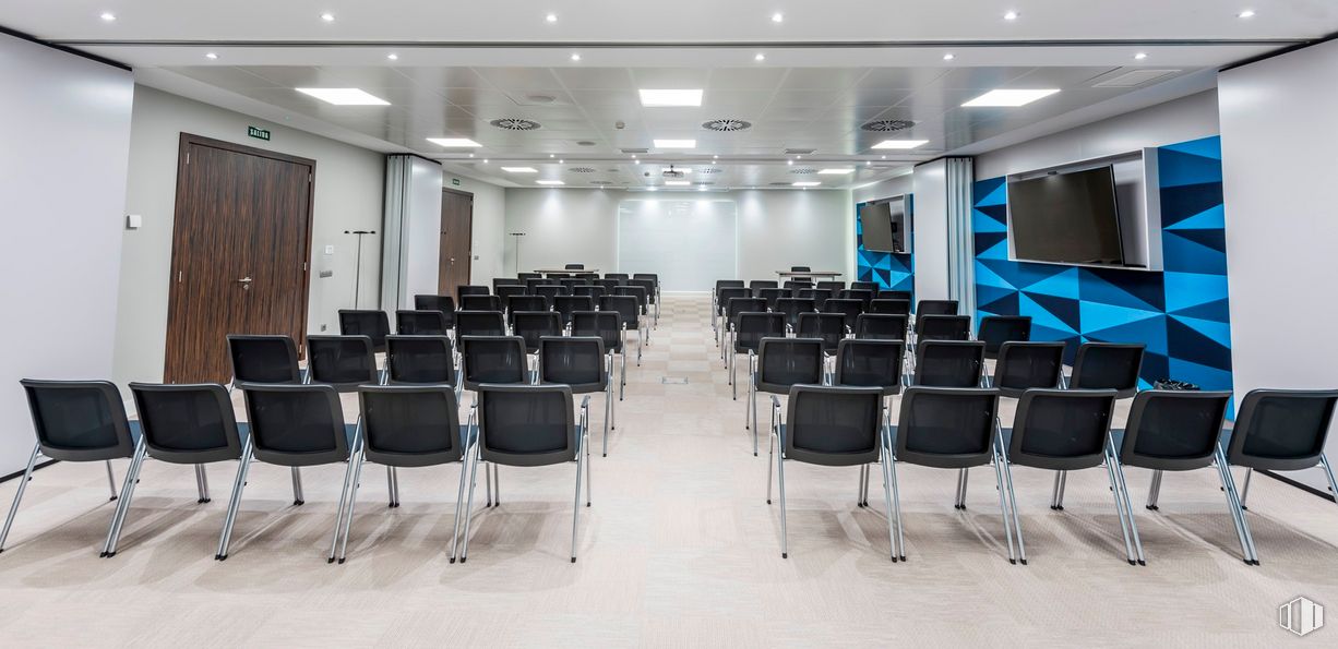 Oficina en alquiler en Calle Serrano Galvache, 56, Ciudad Lineal, Madrid, 28033 con silla, mueble, diseño automotriz, edificio, diseño de interiores, suelo, piso, entrada, mesa para entrada de conferencias y ciudad alrededor