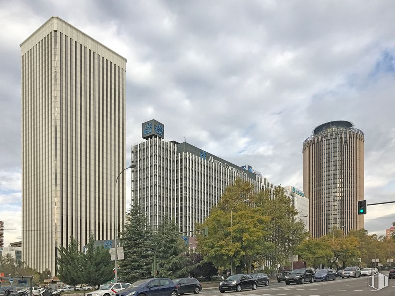 Oficina en alquiler en Paseo Castellana, 91, Tetuán, Madrid, 28046 con edificio, nube, cielo, rascacielos, árbol, bloque de pisos, diseño urbano, ventana, vecindario y condominio alrededor